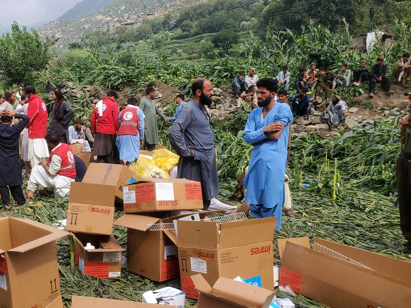 Helfer sind in Afghanistan im Einsatz. - Foto: Hedayat Shah/AP/dpa