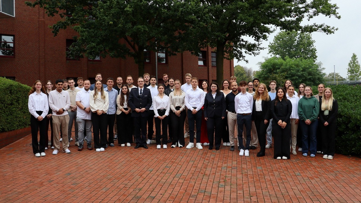 HZA-MS: 39 angehende Zöllnerinnen und Zöllner beginnen ihren Dienst im Hauptzollamt Münster / Amtseid zum Start in die Ausbildung bzw. das Studium - Foto: presseportal.de