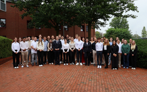 HZA-MS: 39 angehende Zöllnerinnen und Zöllner beginnen ihren Dienst im Hauptzollamt Münster / Amtseid zum Start in die Ausbildung bzw. das Studium - Foto: presseportal.de HZA-MS: 39 angehende Zöllnerinnen und Zöllner beginnen ihren Dienst im Hauptzollamt Münster / Amtseid zum Start in die Ausbildung bzw. das Studium - Foto: presseportal.de