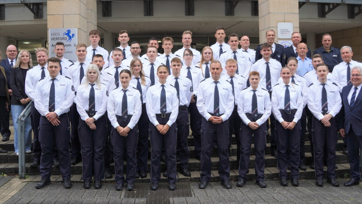 POL-HF: 31 neue Beamtinnen und Beamte bei der Kreispolizeibehörde Herford - Begrüßung durch den Behördenleiter - Foto: presseportal.de