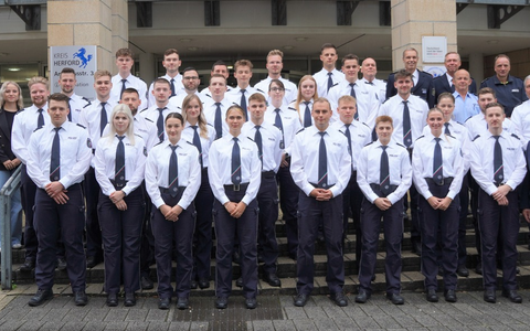 POL-HF: 31 neue Beamtinnen und Beamte bei der Kreispolizeibehörde Herford - Begrüßung durch den Behördenleiter - Foto: presseportal.de