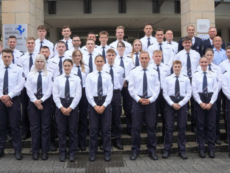 POL-HF: 31 neue Beamtinnen und Beamte bei der Kreispolizeibehörde Herford - Begrüßung durch den Behördenleiter - Foto: presseportal.de