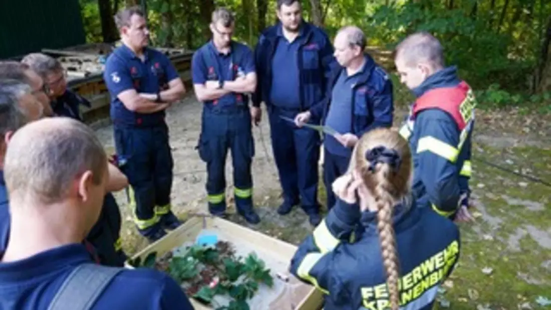 FW Kranenburg: Feuerwehr Kranenburg trainiert Vegetationsbrandbekämpfung mit praktischer Ausbildung im Reichswald und auf dem Feld - Bild: presseportal.de