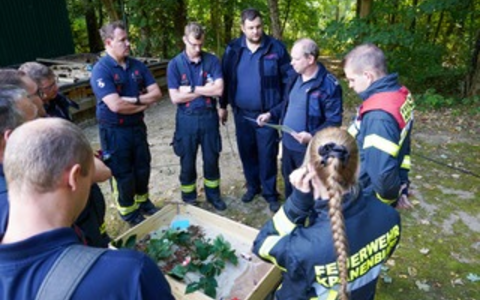FW Kranenburg: Feuerwehr Kranenburg trainiert Vegetationsbrandbekämpfung mit praktischer Ausbildung im Reichswald und auf dem Feld - Foto: presseportal.de
