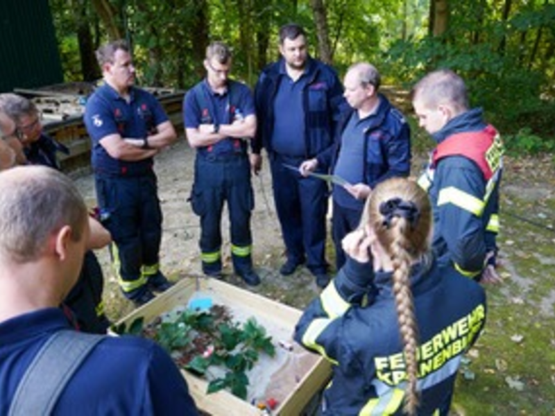 FW Kranenburg: Feuerwehr Kranenburg trainiert Vegetationsbrandbekämpfung mit praktischer Ausbildung im Reichswald und auf dem Feld - Foto: presseportal.de