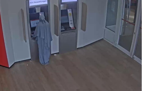 POL-SBR-STADT: Nachtrag zur Ăffentlichkeitsfahndung: Suche nach 15-JĂ€hriger Mutter und ihrem SĂ€ugling - Foto: presseportal.de POL-SBR-STADT: Nachtrag zur Ăffentlichkeitsfahndung: Suche nach 15-JĂ€hriger Mutter und ihrem SĂ€ugling - Foto: presseportal.de