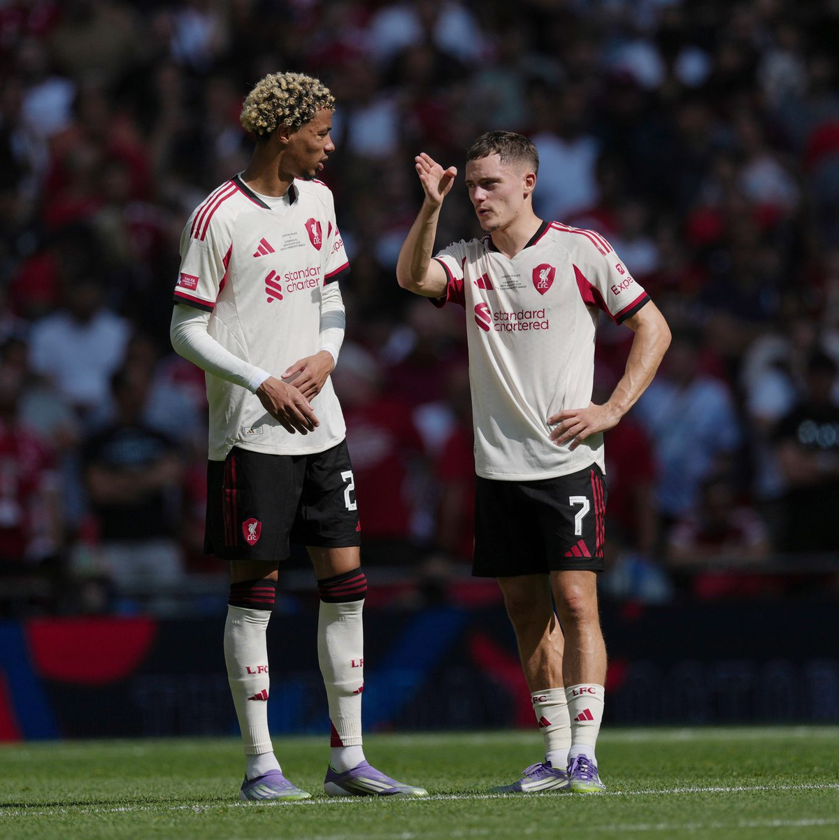 Die Ex-Bundesligastars Hugo Ekitike (l) und Florian Wirtz spielen jetzt in England - wie so viele andere auch.  - Foto: Dave Shopland/AP/dpa
