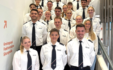 POL-SU: Verstärkung für die Polizei: 36 neue Beamtinnen und Beamte starten im Rhein-Sieg-Kreis - Foto: presseportal.de POL-SU: Verstärkung für die Polizei: 36 neue Beamtinnen und Beamte starten im Rhein-Sieg-Kreis - Foto: presseportal.de