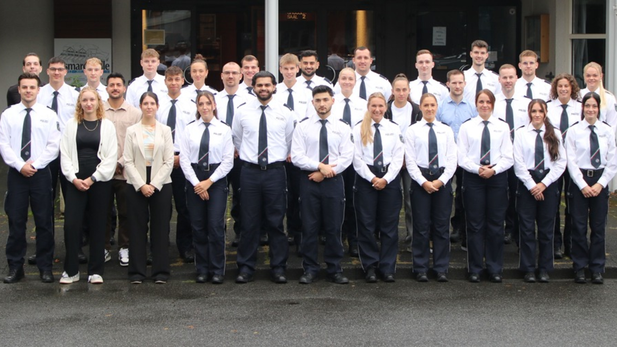 POL-SI: Nachersatz für die Kreispolizeibehörde Siegen-Wittgenstein: Landrat und Behördenleiter Andreas Müller begrüßt 33 neue Beamtinnen und Beamte #polsiwi - Foto: presseportal.de