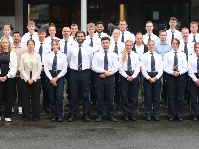 POL-SI: Nachersatz für die Kreispolizeibehörde Siegen-Wittgenstein: Landrat und Behördenleiter Andreas Müller begrüßt 33 neue Beamtinnen und Beamte #polsiwi - Foto: presseportal.de
