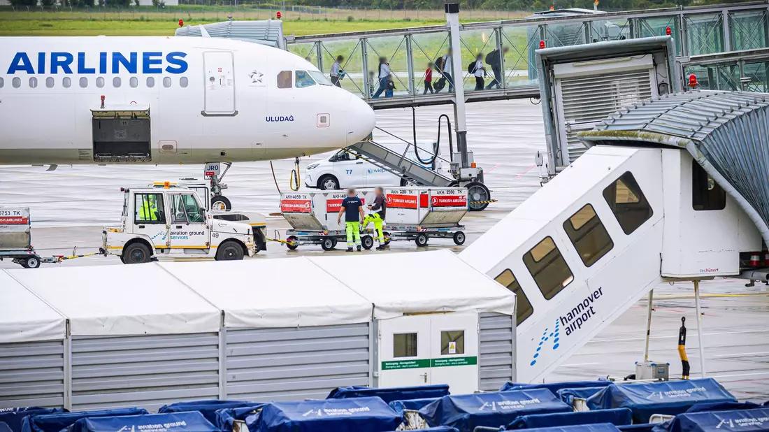 Anfangs buchte die schwarz-rote Bundesregierung nur Plätze auf Linienflügen für die Afghaninnen und Afghanen. Inzwischen werden auch Charterflugzeuge eingesetzt. (Archivfoto) - Bild: Moritz Frankenberg/dpa