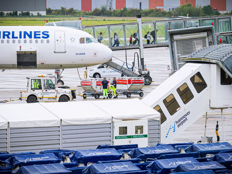 Die schwarz-rote Bundesregierung hatte das Aufnahmeprogramm für besonders gefährdete Afghaninnen und Afghanen im Mai gestoppt. - Foto: Moritz Frankenberg/dpa