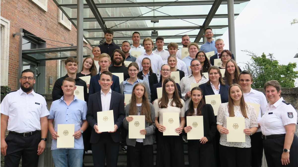 HZA-N: Berufseinsteiger beim Hauptzollamt Nürnberg Karrierestart beim Zoll - Foto: Zoll, presseportal.de