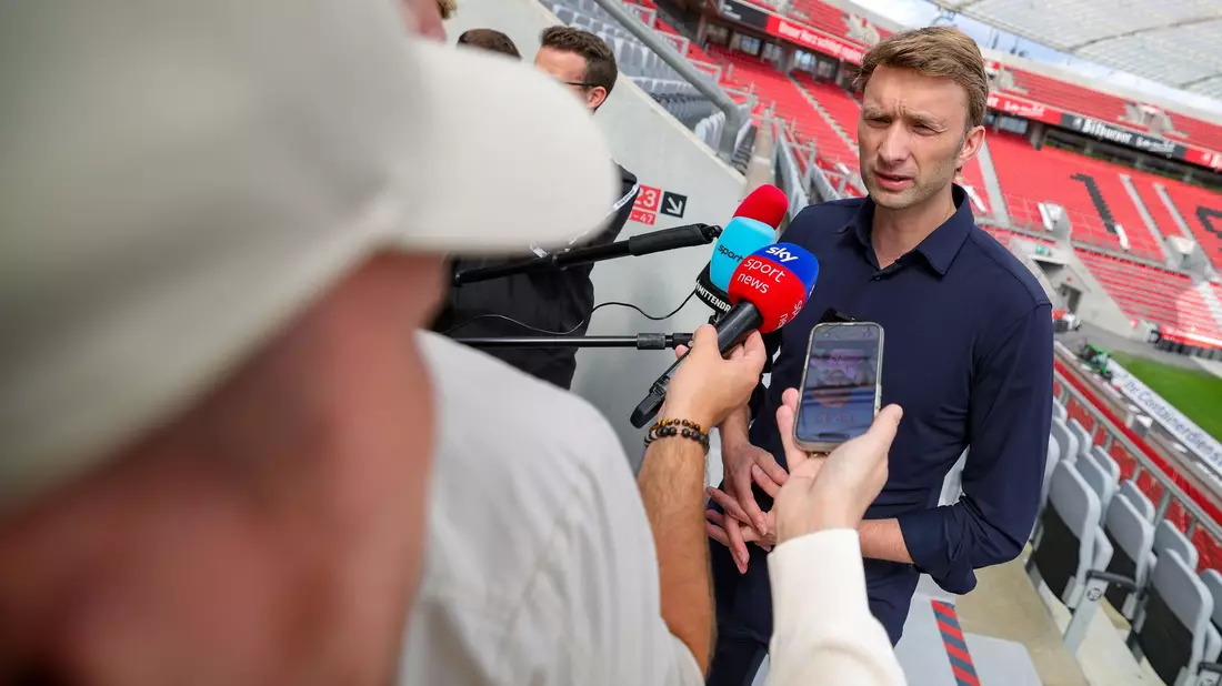 Sportchef Simon Rolfes ist sich bei der Verpflichtung Hjulmands diesmal sicher.  - Bild: Christoph Reichwein/dpa