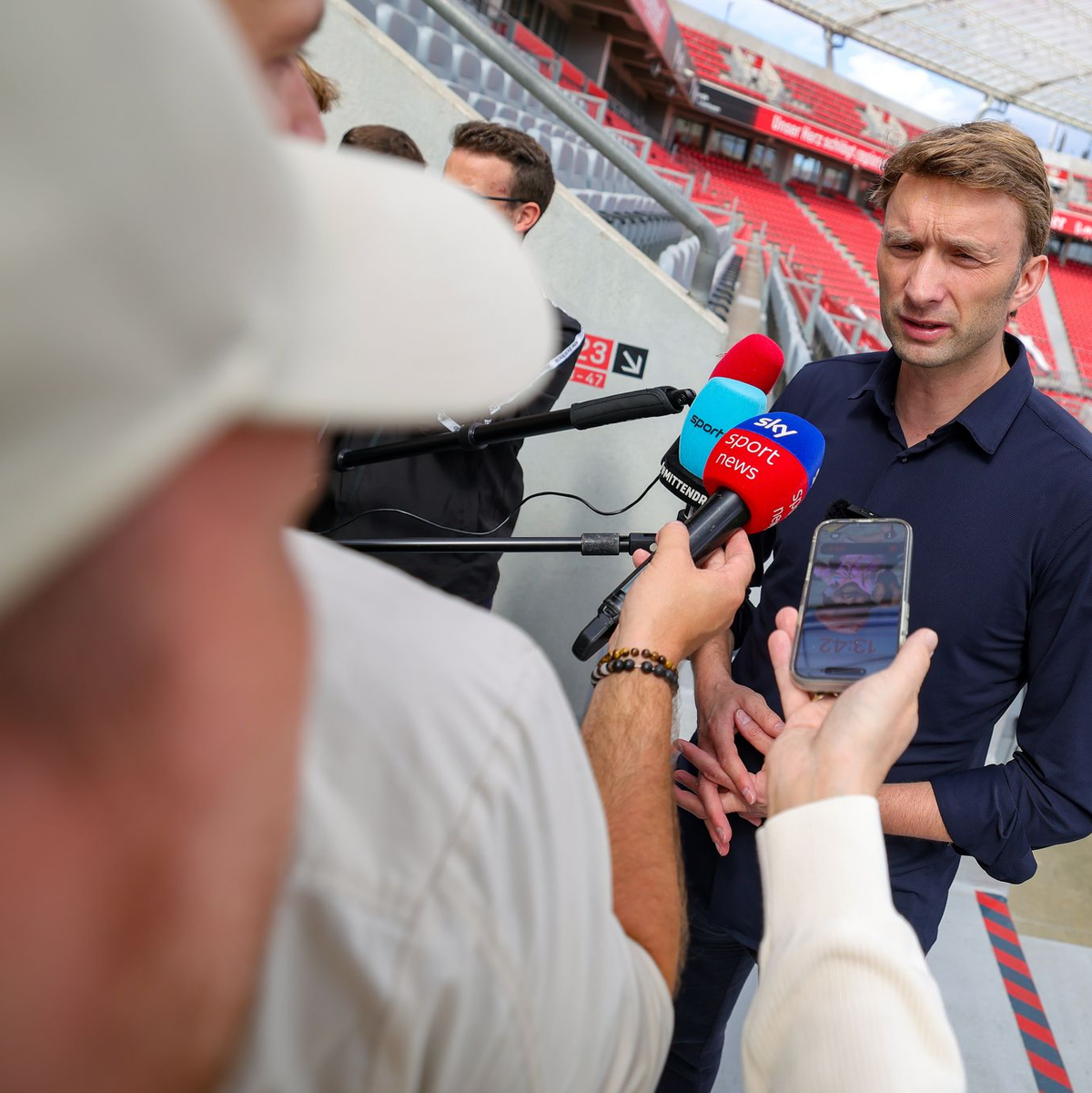 Simon Rolfes erklärte das Aus des Trainers der Presse.  - Foto: Christoph Reichwein/dpa