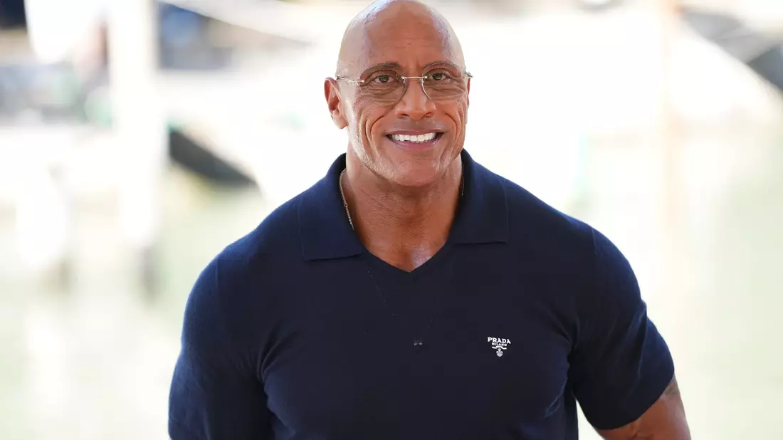 Dwayne Johnson bei seiner Ankunft auf dem Lido.  - Bild: Scott A Garfitt/Invision/AP/dpa