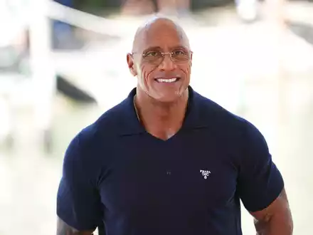 Dwayne Johnson bei seiner Ankunft auf dem Lido. - Foto: Scott A Garfitt/Invision/AP/dpa