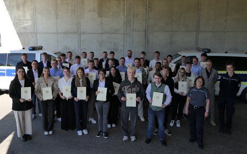 HZA-RO: 38 Berufseinsteiger beim Hauptzollamt Rosenheim vereidigt / Verstärkung im mittleren und gehobenen Zolldienst - Foto: presseportal.de