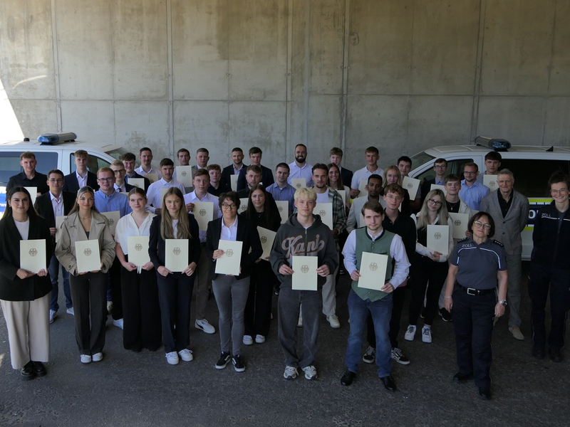 HZA-RO: 38 Berufseinsteiger beim Hauptzollamt Rosenheim vereidigt / Verstärkung im mittleren und gehobenen Zolldienst - Foto: presseportal.de