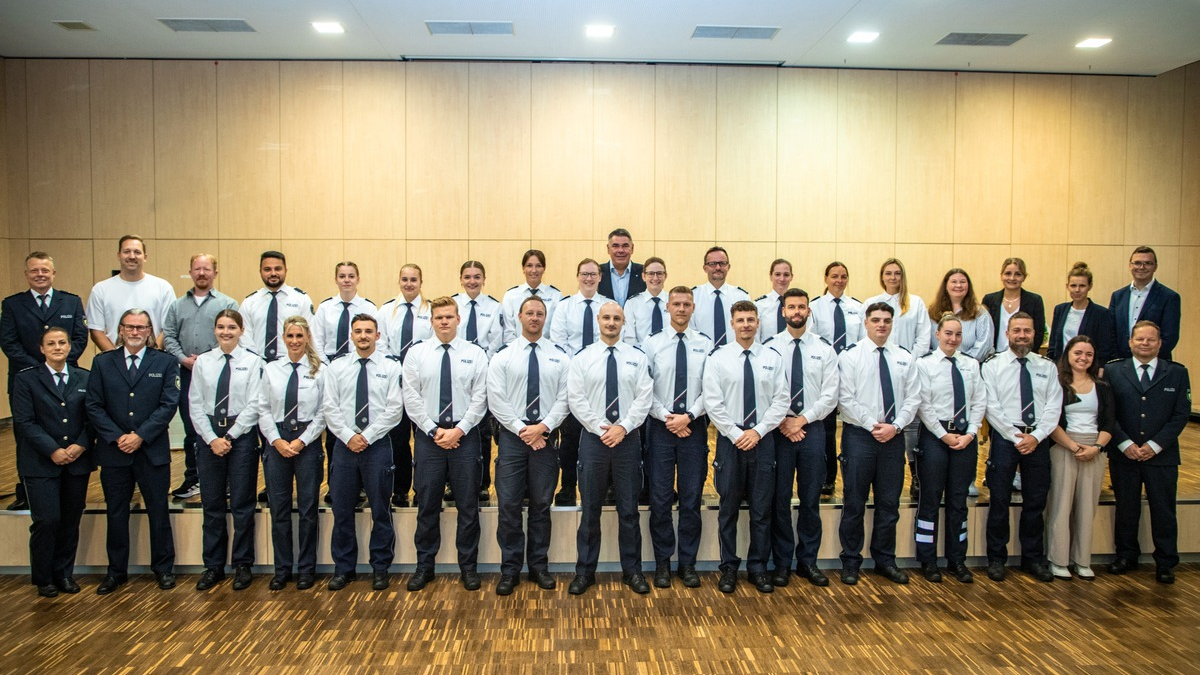 POL-UN: Kreis Unna - 30 Polizeibeamtinnen und Polizeibeamte treten ihren Dienst bei der Kreispolizeibehörde Unna an - Foto: presseportal.de