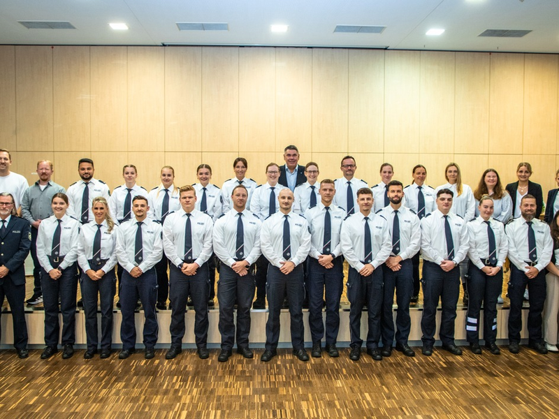 POL-UN: Kreis Unna - 30 Polizeibeamtinnen und Polizeibeamte treten ihren Dienst bei der Kreispolizeibehörde Unna an - Foto: presseportal.de
