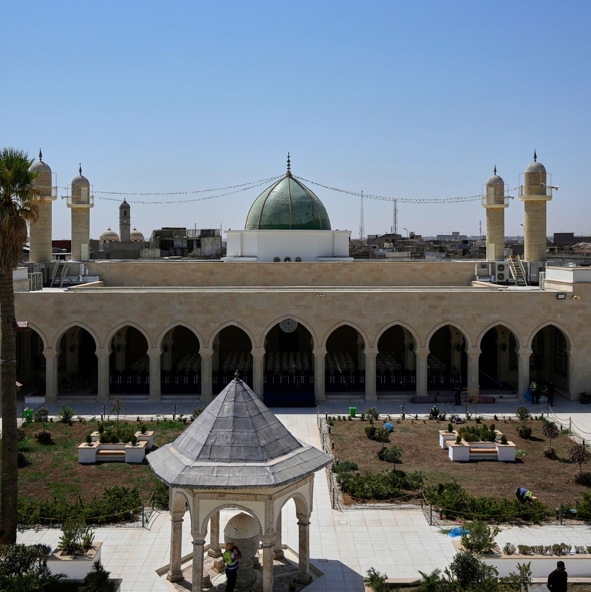 Die Al-Nuri-Moschee vor dem Besuch des irakischen Regierungschefs. - Foto: Hadi Mizban/AP/dpa