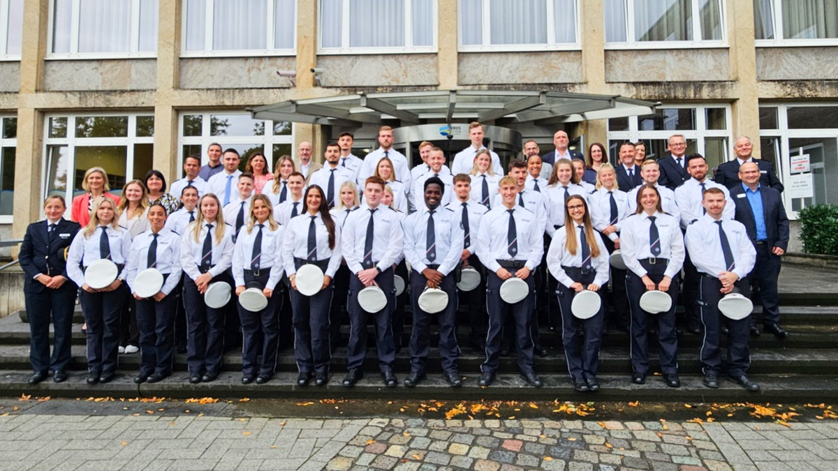 POL-DN: Verstärkung eingetroffen - Neue Polizeibeamtinnen und Beamte für den Kreis Düren - Foto: presseportal.de