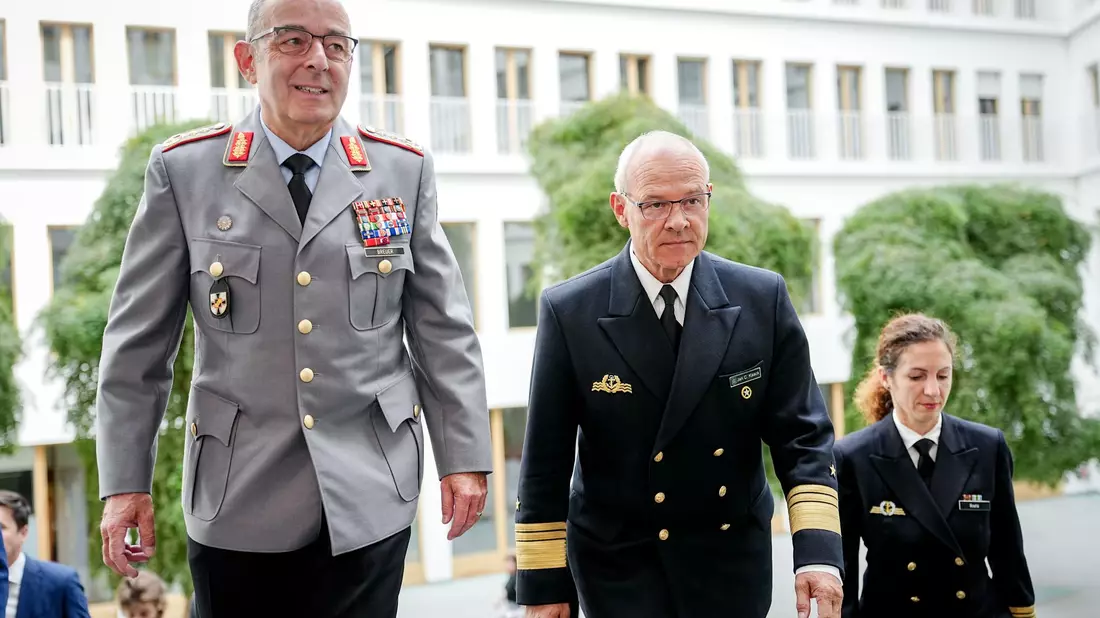 Auch der deutsche Top-General Carsten Breuer (l) war schon von GPS-Jamming betroffen. - Bild: Kay Nietfeld/dpa