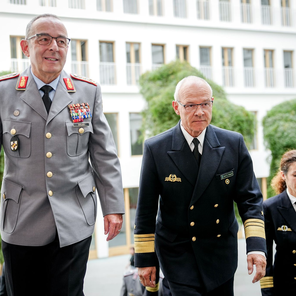 Auch der deutsche Top-General Carsten Breuer (l) war schon von GPS-Jamming betroffen. - Foto: Kay Nietfeld/dpa