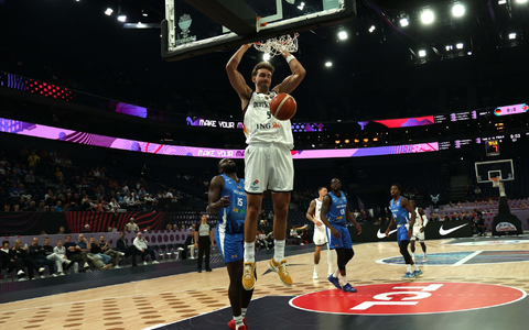 Wenig Arbeit, viel Glanz: Flügelspieler Isaac Bonga. - Foto: Matthias Stickel/dpa