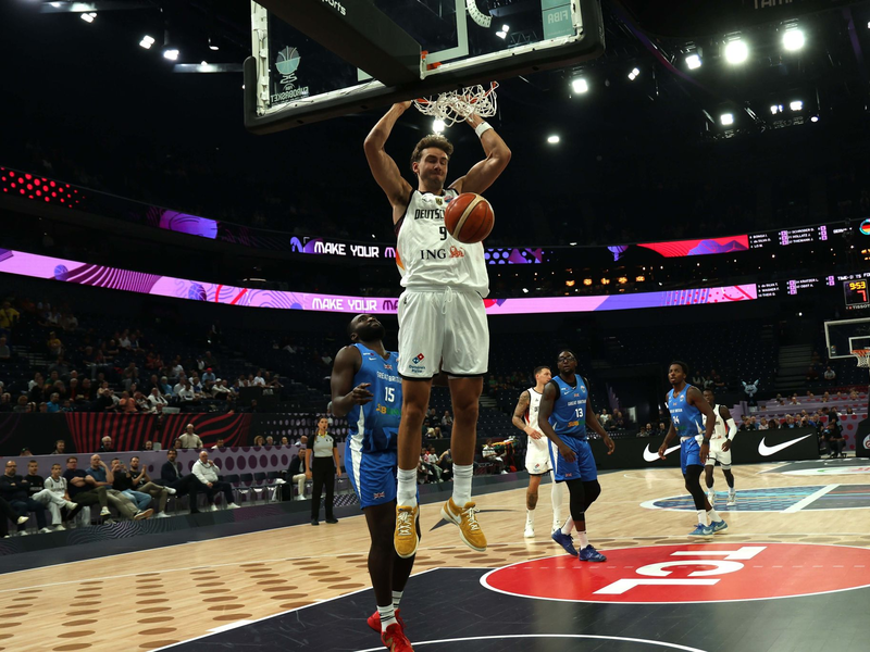Schröder und sein Team haben viel zu feiern. - Foto: Matthias Stickel/dpa