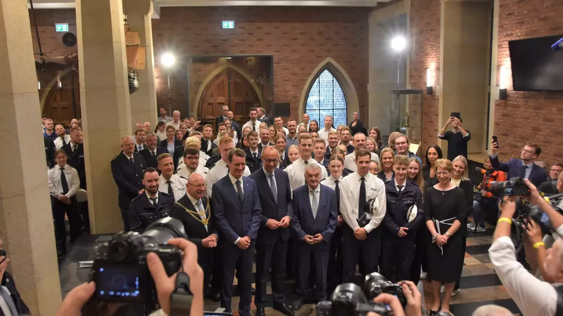 POL-MS: Ein ganz besonderer Empfang: Bundeskanzler, Ministerpräsident und NRW-Innenminister begrüßen 115 neue Kolleginnen und Kollegen bei der Polizei Münster - Bild: presseportal.de
