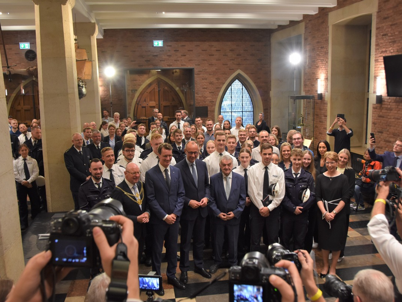 POL-MS: Ein ganz besonderer Empfang: Bundeskanzler, Ministerpräsident und NRW-Innenminister begrüßen 115 neue Kolleginnen und Kollegen bei der Polizei Münster - Foto: presseportal.de