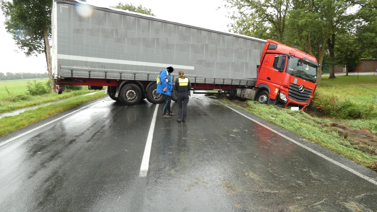 POL-CUX: Sattelzug verunfallt auf der B495 im Bereich Lamstedt-Hollnseth und blockiert die Fahrbahn - aufwändige Bergung (Foto im Anhang) - Foto: presseportal.de