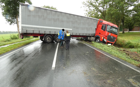 POL-CUX: Sattelzug verunfallt auf der B495 im Bereich Lamstedt-Hollnseth und blockiert die Fahrbahn - aufwändige Bergung (Foto im Anhang) - Foto: presseportal.de POL-CUX: Sattelzug verunfallt auf der B495 im Bereich Lamstedt-Hollnseth und blockiert die Fahrbahn - aufwändige Bergung (Foto im Anhang) - Foto: presseportal.de
