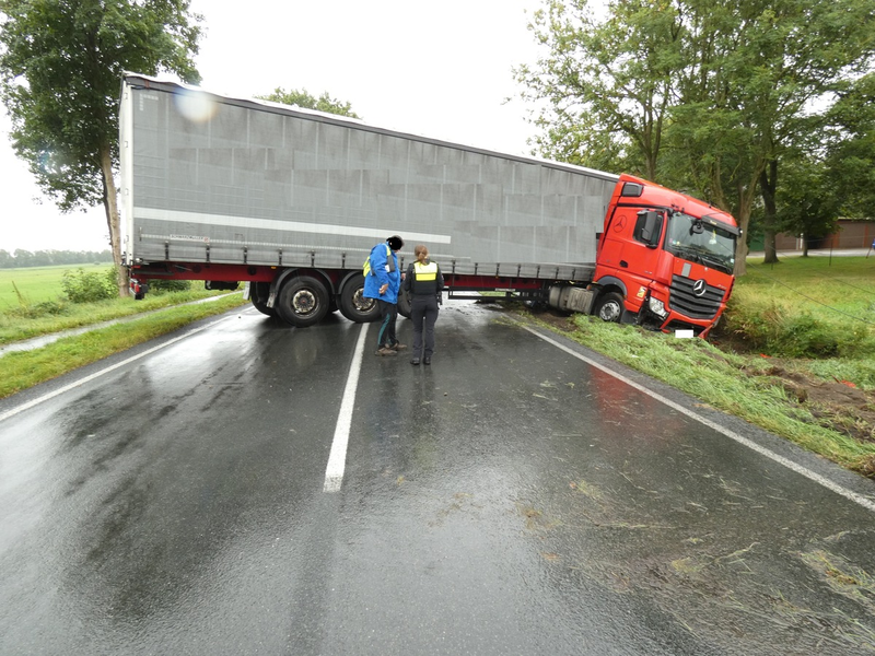 POL-CUX: Sattelzug verunfallt auf der B495 im Bereich Lamstedt-Hollnseth und blockiert die Fahrbahn - aufwändige Bergung (Foto im Anhang) - Foto: presseportal.de