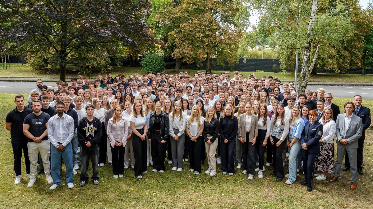 POL-DO: Begrüßung der neuen Beamtinnen und Beamten - Willkommen bei der Polizei Dortmund! - Foto: presseportal.de