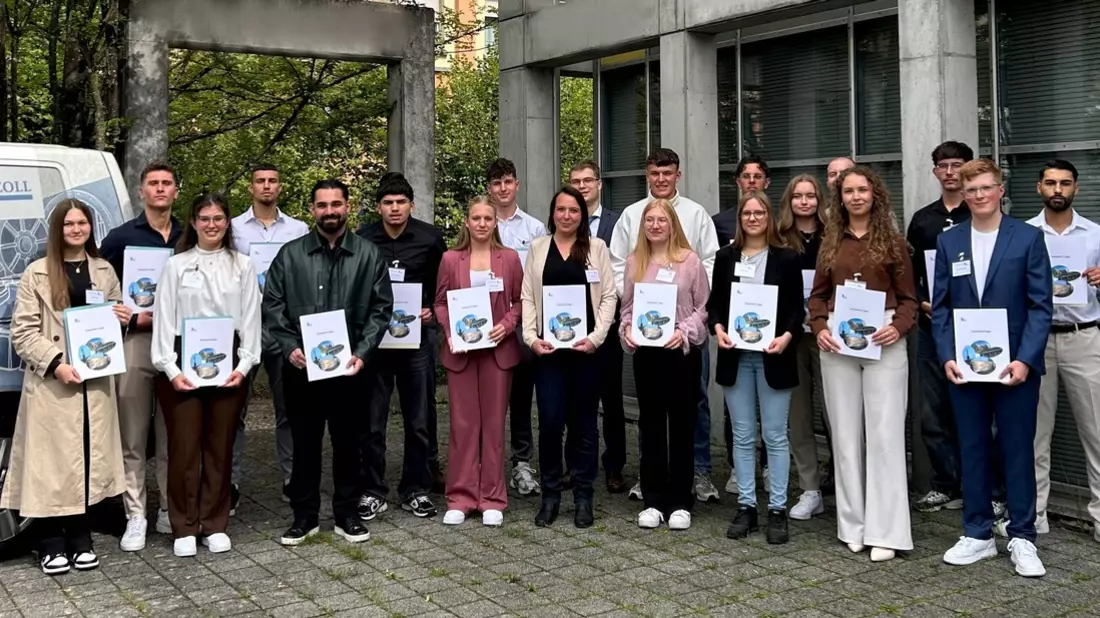HZA-SI: Berufseinsteiger beim Hauptzollamt Singen/ 42 junge Menschen starten ihre Ausbildung bzw. ihr Studium beim Hauptzollamt Singen - Bild: presseportal.de