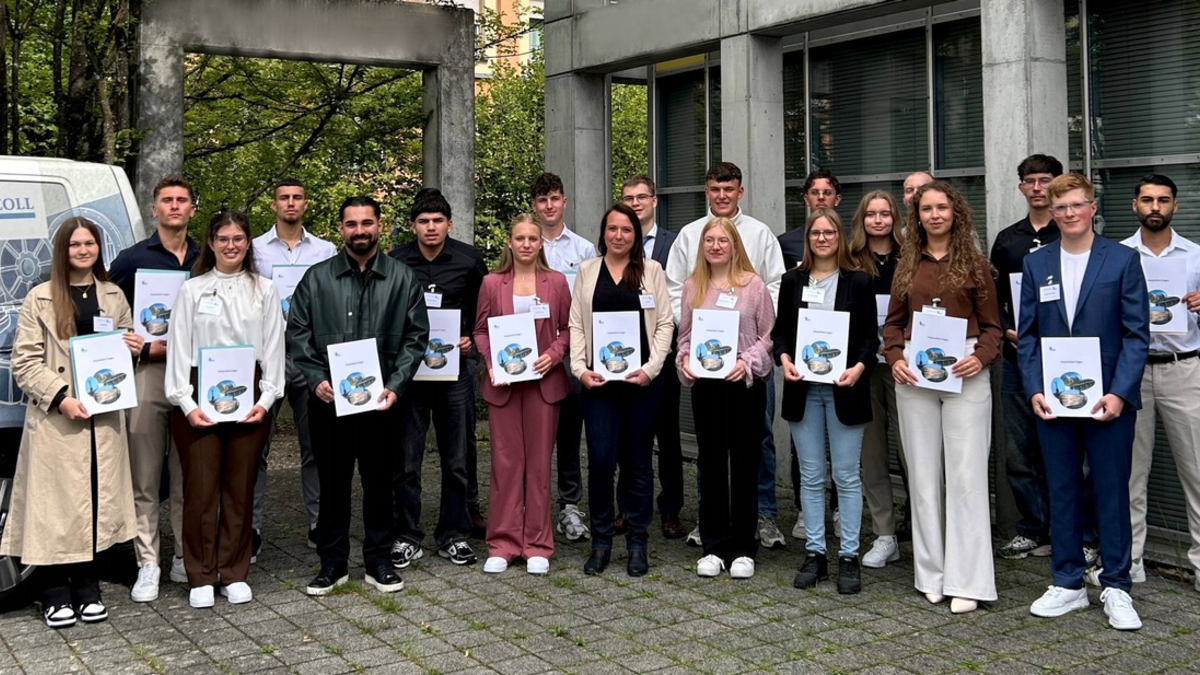 HZA-SI: Berufseinsteiger beim Hauptzollamt Singen/ 42 junge Menschen starten ihre Ausbildung bzw. ihr Studium beim Hauptzollamt Singen - Foto: presseportal.de