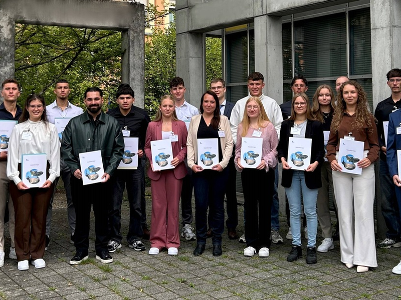 HZA-SI: Berufseinsteiger beim Hauptzollamt Singen/ 42 junge Menschen starten ihre Ausbildung bzw. ihr Studium beim Hauptzollamt Singen - Foto: presseportal.de
