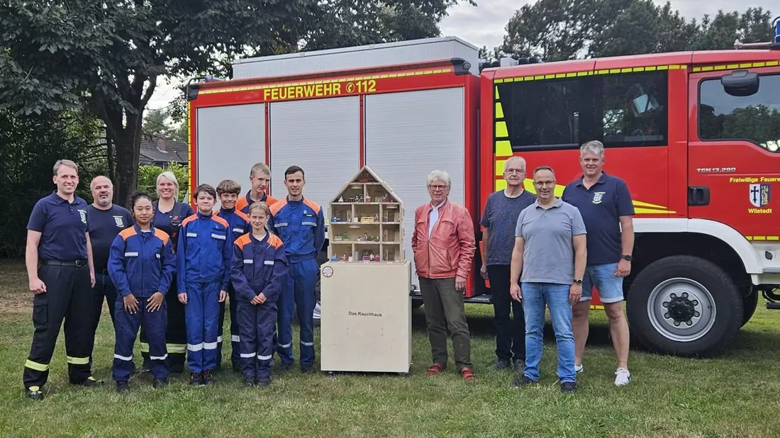 FW-ROW: Freiwillige Feuerwehr Wilstedt übergibt neues Rauchhaus an die Jugendfeuerwehr - Bild: presseportal.de