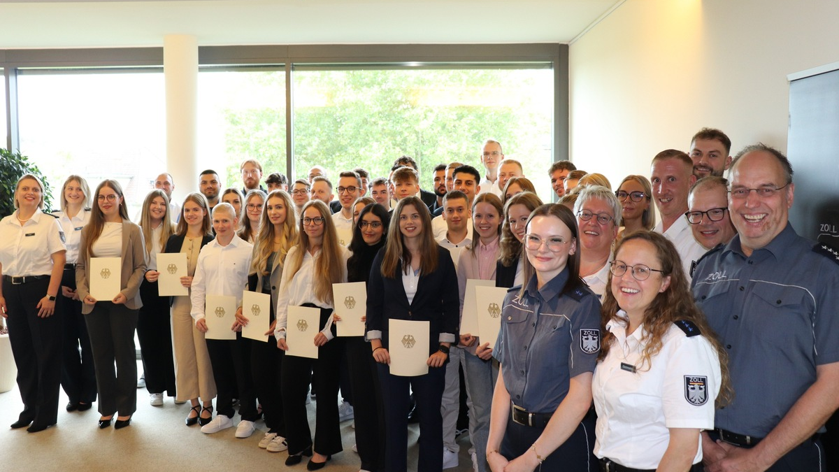 HZA-GI: Feierliche Vereidigung von Nachwuchskräften für den Gießener Zoll 39 Anwärterinnen und Anwärter starten beim Hauptzollamt Gießen ins Berufsleben - Foto: presseportal.de