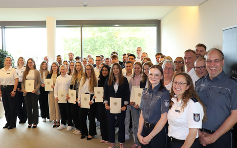 HZA-GI: Feierliche Vereidigung von Nachwuchskräften für den Gießener Zoll 39 Anwärterinnen und Anwärter starten beim Hauptzollamt Gießen ins Berufsleben - Foto: presseportal.de