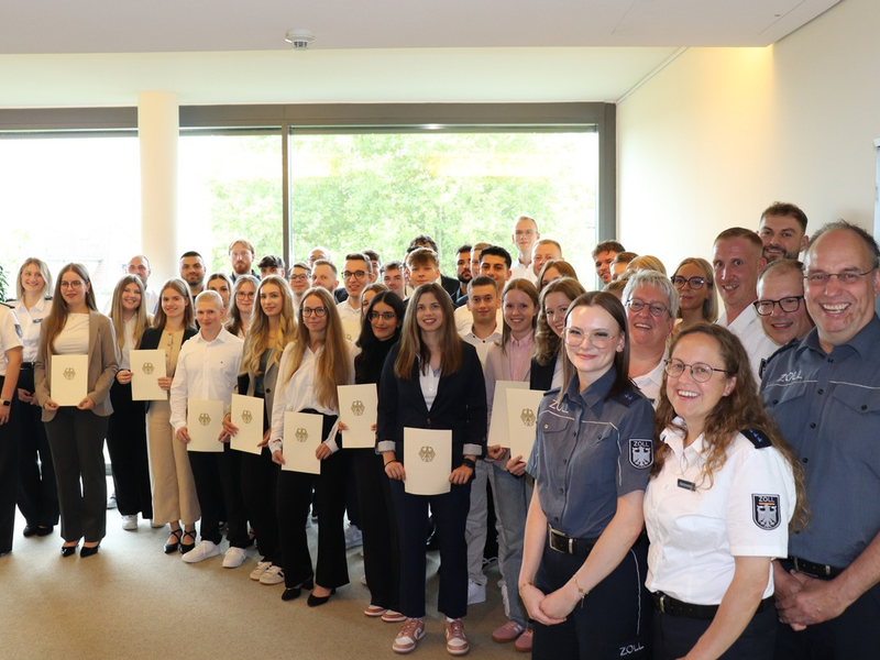 HZA-GI: Feierliche Vereidigung von Nachwuchskräften für den Gießener Zoll 39 Anwärterinnen und Anwärter starten beim Hauptzollamt Gießen ins Berufsleben - Foto: presseportal.de