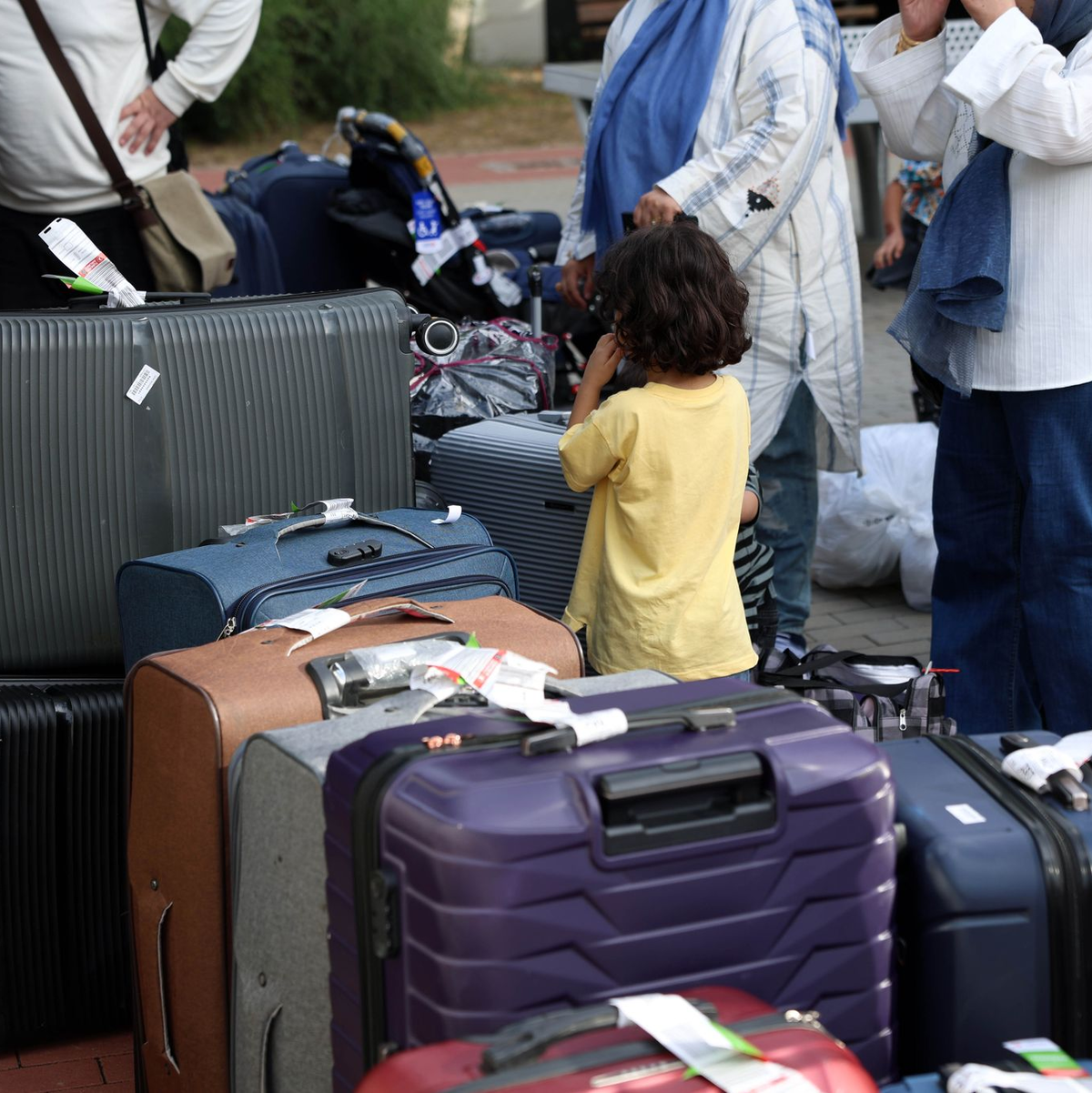 Ein Bus hat Menschen aus Afghanistan, die zuvor mit einem Flugzeug am Flughafen Hannover gelandet sind, in das Grenzdurchgangslager Friedland gefahren.  - Foto: Stefan Rampfel/dpa