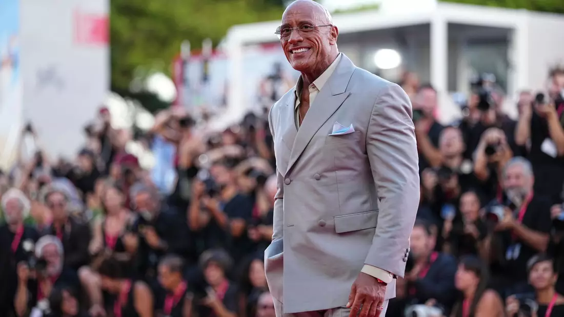 «The Rock» vor dem Festivalpalast. - Bild: Scott A Garfitt/Invision/AP/dpa