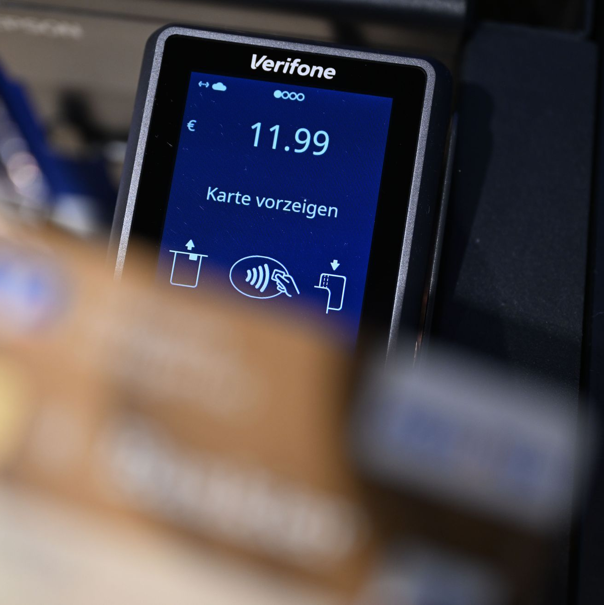 Bezahlen quasi im Vorbeigehen. (Symolbild) - Foto: Bernd Weißbrod/dpa