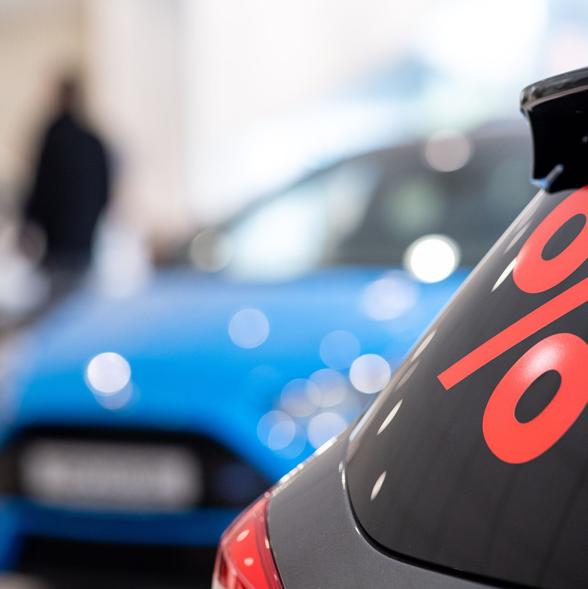 Viele Menschen finanzieren Anschaffungen per Kredit. (Symbolbild) - Foto: Sebastian Gollnow/dpa