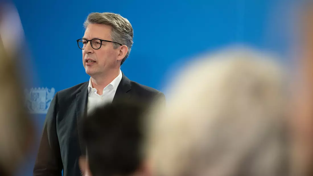 Bayern Kunstminister Markus Blume will mit der Rückgabe der Werke einen «Versuch der Wiedergutmachung in Richtung der Opfer unternehmen». (Archivbild). - Bild: Leonie Asendorpf/dpa