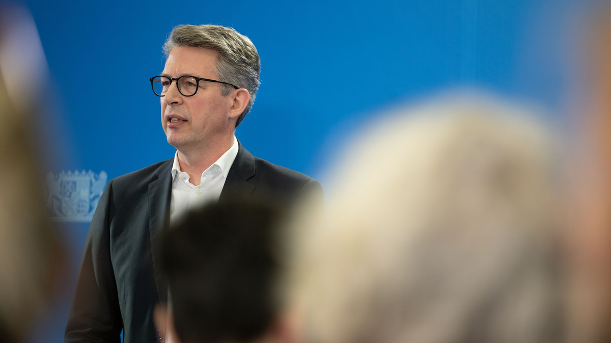 Bayern Kunstminister Markus Blume will mit der Rückgabe der Werke einen «Versuch der Wiedergutmachung in Richtung der Opfer» unternehmen. (Archivbild) - Foto: Leonie Asendorpf/dpa